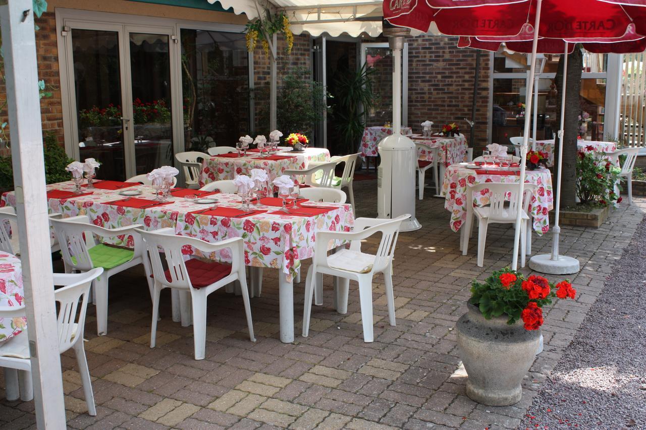Hotel Les Deux Sapins Cailly-sur-Eure Eksteriør billede